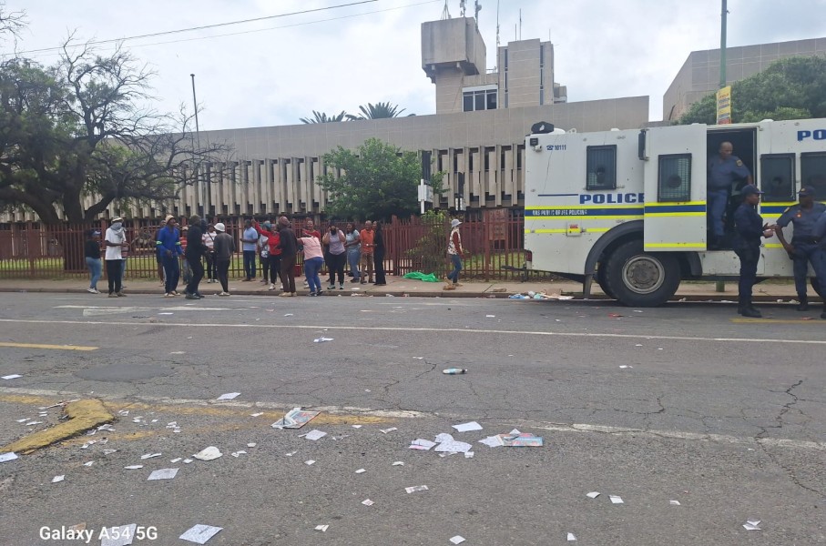 Lichtenburg community members shut down the North West town. / eNCA