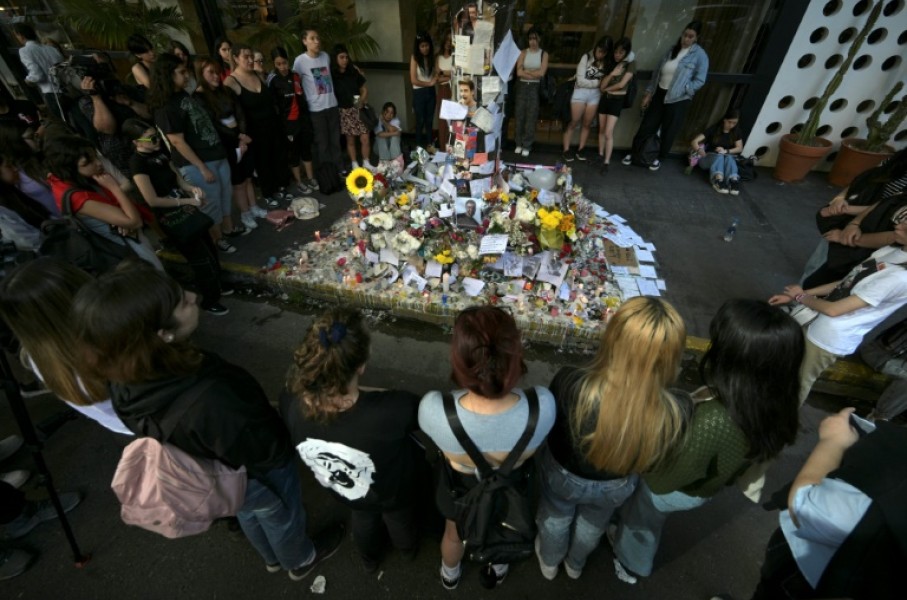 Fans have paid tribute to British singer Liam Payne in front of the hotel where he died in Buenos Aires 