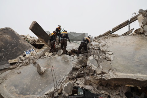 Members of the Syrian civil defence, known as the White Helmets look for casualties under the rubble following an earthquake in the town of Sarmada in the countryside of the northwestern Syrian Idlib province, early on February 6, 2023. Mohammed AL-RIFAI / AFP