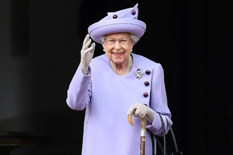 News of the queen's health filtered through to tourists outside Buckingham Palace in central London