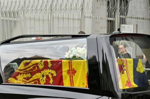 The hearse carrying the queen's coffin was driven through Edinburgh to the Palace of Holyroodhouse