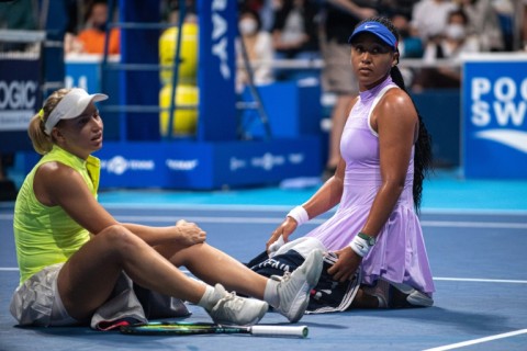 Daria Saville (left) retired from her match with Naomi Osaka (right) at the Pan Pacific Open in Tokyo with a knee injury