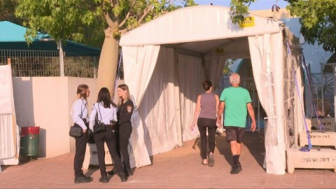 Israelis arrive to  vote as polls open in Rosh Haayin