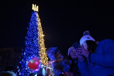 A few dozen Kyiv residents braved sub-zero temperatures to admire the tree located next to the Saint Sophia Cathedral and its emblematic golden domes -- and take selfies