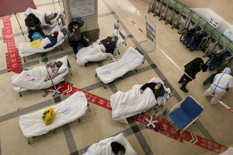 Hospitals in the central Chinese city of Chongqing are overflowing with Covid cases as the country battles a coronavirus wave