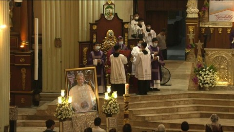 Filipino Catholics hold requiem mass for ex-pontiff Benedict