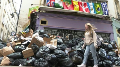 Tourists sidestep rubbish in strike-bound Paris