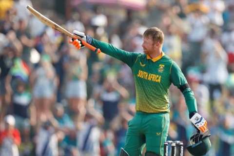 South Africa's Heinrich Klaasen salutes the home crowd after hitting his century