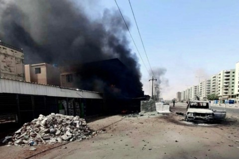 Sudanese civlians desperate to escape the fighting in the capital Khartoum prepare to board a bus out