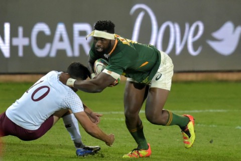 South Africa's flanker and captain Siya Kolisi (R)