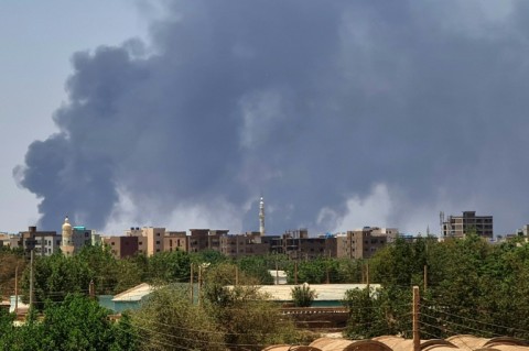 Smoke billows over residential buildings in Khartoum on April 30, 2023 as deadly clashes between rival generals' forces have entered their third week