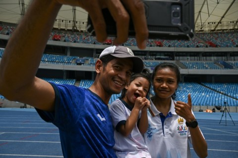 Bou Samnang (right) poses for a selfie with fans at the Morodok Techo Stadium