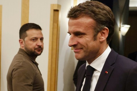 Ukraine's President Volodymyr Zelensky (L) meets France's President Emmanuel Macron on the sidelines of the G7 Leaders' Summit in Hiroshima 