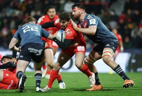 Munster lock Jean Kleyn (R) tackles Toulouse scrum-half Antoine Dupont during a 2023 Champions Cup match.
