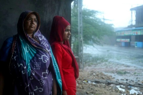 Powerful winds and rain as Cyclone Biparjoy batters India's coast