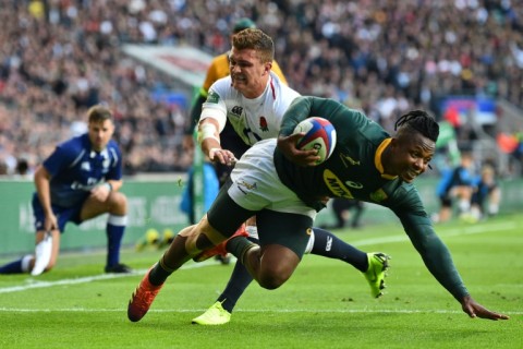 Sibusiso Nkosi (R) scores for South Africa against England in a 2018 Test at Twickenham. 