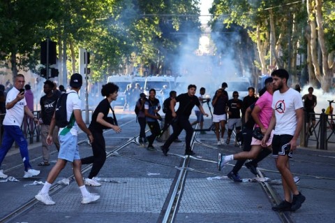 Nike shop damaged in Paris in wake of police killing