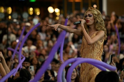 Taylor Sheesh, a Philippine drag queen, impersonating Taylor Swift in a packed Manila mall