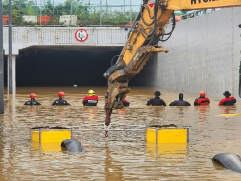 Rescue workers were struggling to reach more than 10 cars trapped in a 430-metre underground tunnel in Cheongju, North Chungcheong province