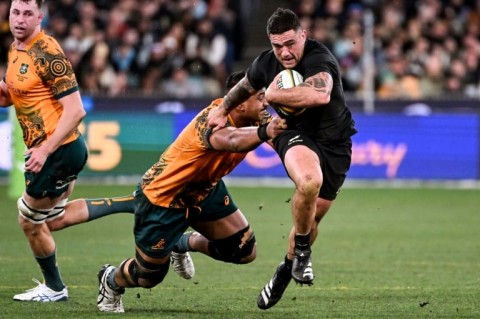 A vintage All Blacks smashed Australia 38-7 Saturday to retain the Rugby Championship title and Bledisloe Cup