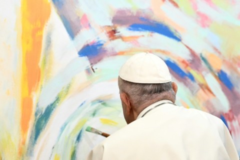 At Cascais, Pope Francis put the finishing touches to a mural at the Scholas Occurentes educational foundation 