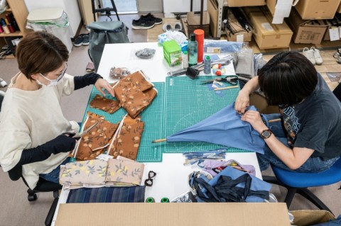 Komiya Shoten uses quality textiles made in Japan and their umbrellas are handmade by in-house craftworkers with techniques in use since Japan's Meiji era