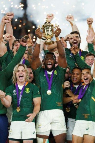 South Africa captain Siya Kolisi (C) lifts the Webb Ellis trophy in Yokohama in 2019
