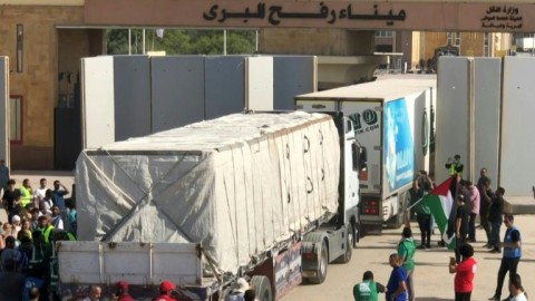 Humanitarian aid starts entering Gaza from Egypt