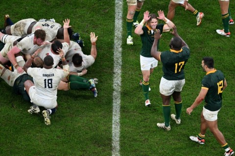 Faf de Klerk and Ox Nche celebrate the late scrum penalty