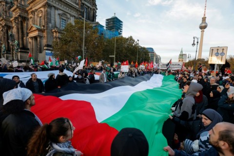 The demonstration was called by several associations supporting the Palestinians