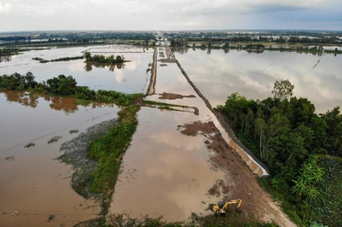 A lack of sand has slowed down work on several projects, including a road in Can Tho