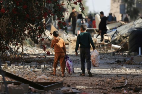 Palestinians return to the Khezaa district on the eastern outskirts of Khan Yunis