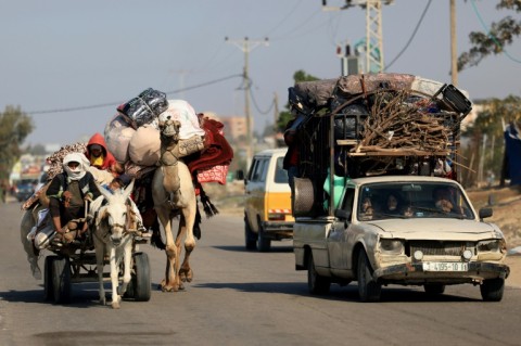 Palestinians flee from Khan Yunis to Rafah in southern Gaza