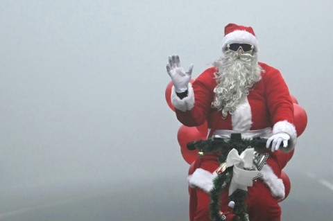 Santa Claus braves fog to spread some cheer in New Delhi 