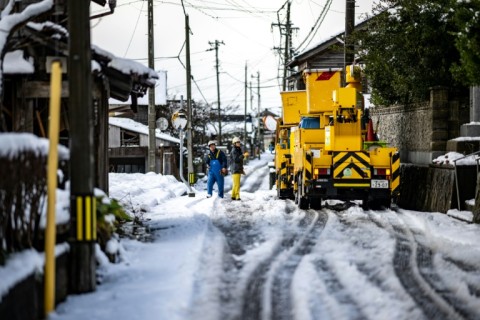 Japanese authorities have warned the weight of the snow could cause more buildings to collapse in the earthquake-hit areas