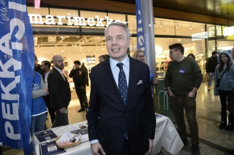 The ex-foreign minister Pekka Haavisto of the Green Party is running as an independent