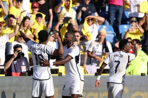 Real Madrid's French midfielder Aurelien Tchouameni (L) celebrates scoring the winner against Las Palmas to take his team top of La Liga