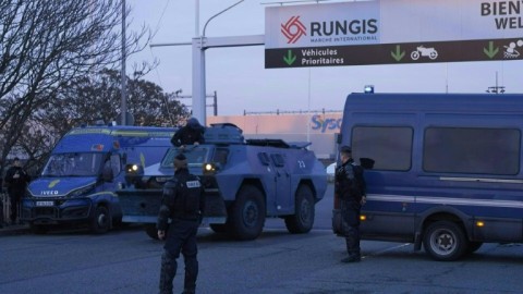 Police circle main wholesale market in Paris as farmers threaten to block it