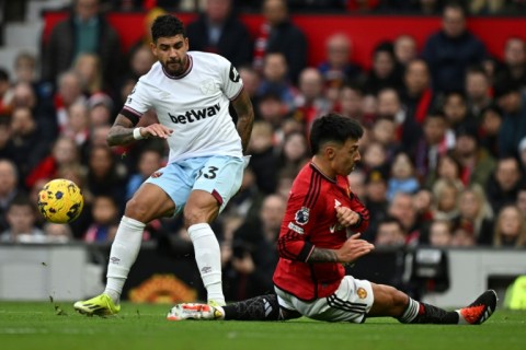 Manchester United's Lisandro Martinez (R) suffered a potentially serious knee injury