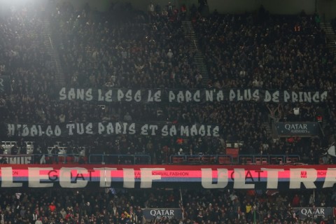 PSG's fans unveil banners hostile to Hidalgo at the Parc des Princes on Saturday evening 