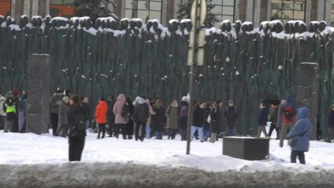 Navalny mourners lay flowers at Moscow monument to Soviet victims