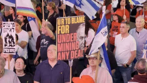 Israelis rally in Tel Aviv against government