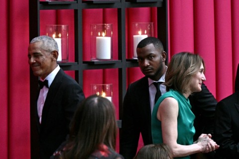 Former US president Barack Obama (L) attends the state dinner for Kenya's President William Ruto 