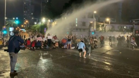 Israeli police scuffle with anti-government protesters in Tel Aviv