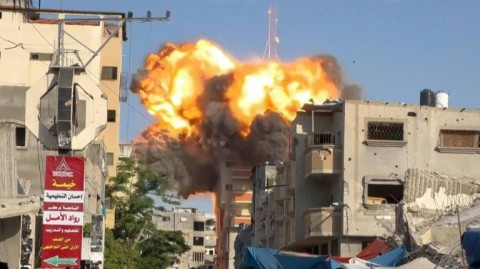 Israeli airstrike destroys building in central Gaza