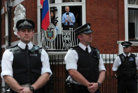 Wikileaks video shows Julian Assange boarding flight in London