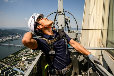 Seung-ho has for nearly thirty years cleaned the windows of the Lotte World Tower, South Korea's tallest building