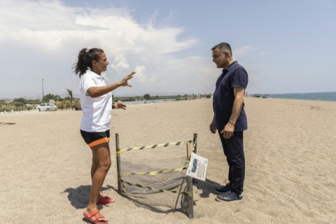 Conservationist Seher Akyol, left, and Manavgat Mayor Niyazi Nefi Kara have worked together to protect turtles