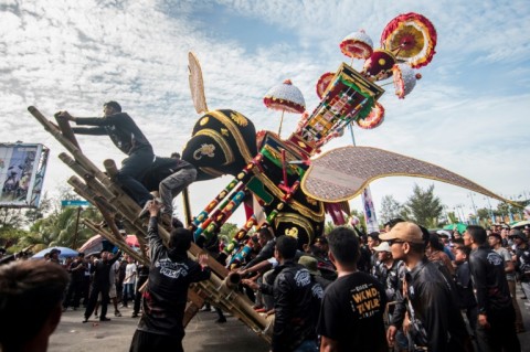 The Tabuik festival in Pariaman, West Sumatra, owas once linked to the holy day of Ashura and brought to the area by Shiite Muslims