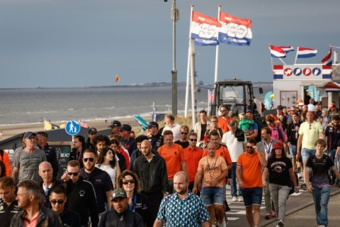 The track is near the beach, meaning unpredictable weather